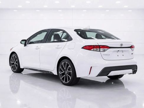 Used 2020 Toyota Corolla SE w/ SE Premium Package FWD image 3