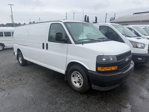 Used 2018 Chevrolet Express 3500 Extended w/ Driver Convenience Package image 2
