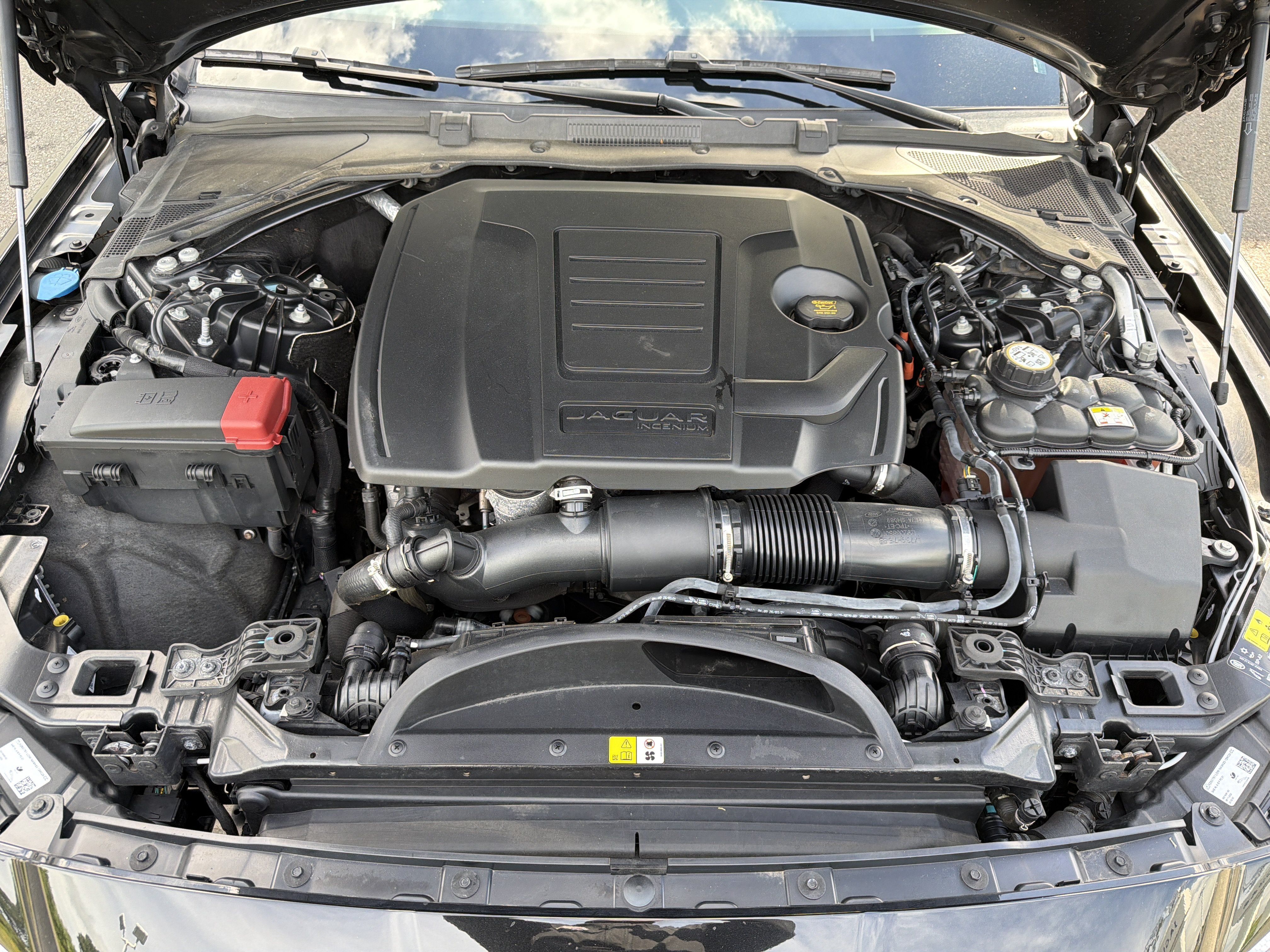 Used 2022 Jaguar XF R-Dynamic SE AWD/4WD image 30