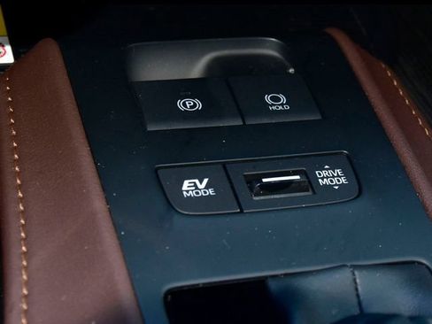 Used 2021 Toyota Venza image 26