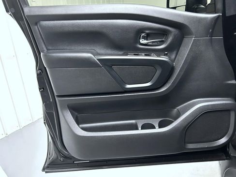 Used 2019 Nissan Titan SV w/ SV Convenience Package image 9