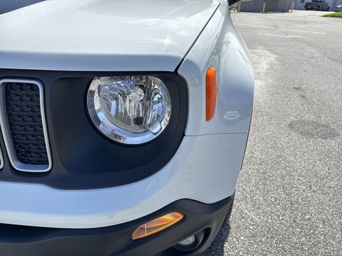 Used 2023 Jeep Renegade Latitude AWD/4WD image 5