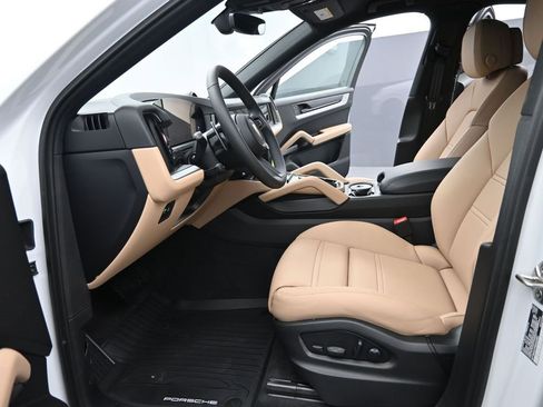 New 2025 Porsche Cayenne image 5