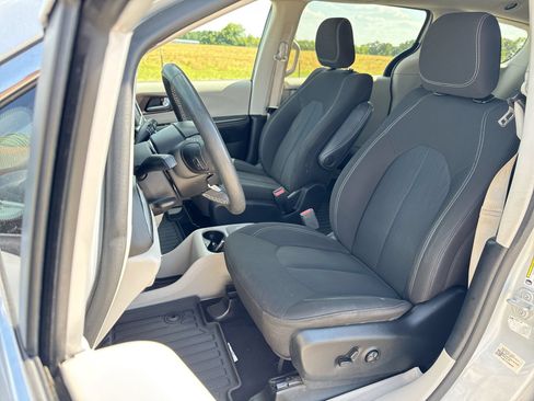 Used 2022 Chrysler Voyager LX FWD image 11