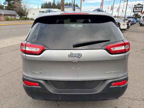 Used 2016 Jeep Cherokee Sport image 4