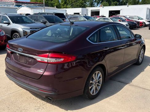 Used 2017 Ford Fusion SE w/ Fusion SE Technology Package FWD image 5