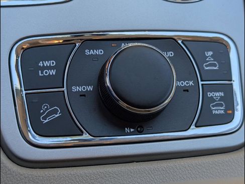 Used 2018 Jeep Grand Cherokee Overland AWD/4WD image 18