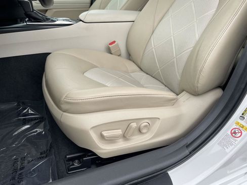 Used 2019 Toyota Camry XLE FWD image 4