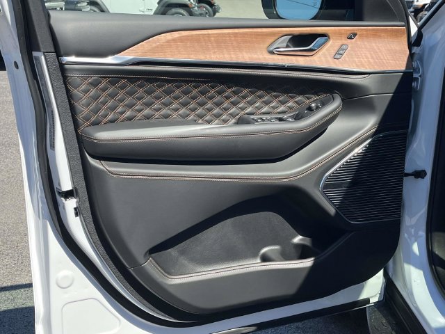 New 2027 Jeep Grand Cherokee Summit AWD/4WD image 12