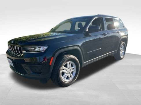 Used 2023 Jeep Grand Cherokee Laredo image 3