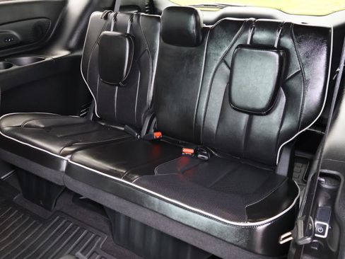 Used 2024 Chrysler Pacifica Limited w/ Uconnect Theater Family Group image 23