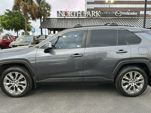 Used 2021 Toyota RAV4 XLE Premium image 5