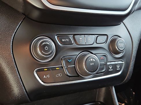 Used 2019 Jeep Cherokee Latitude Plus w/ Cold Weather Group AWD/4WD image 15