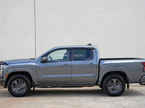 Used 2025 Nissan Frontier SV w/ Tow Package RWD image 42