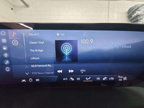 Used 2025 Buick Enclave Preferred image 27