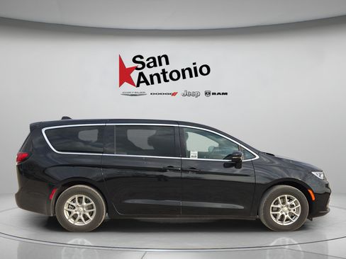New 2026 Chrysler Pacifica Select FWD image 26