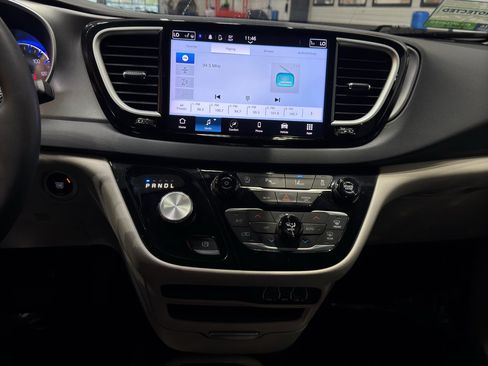 Used 2023 Chrysler Pacifica Touring-L FWD image 29