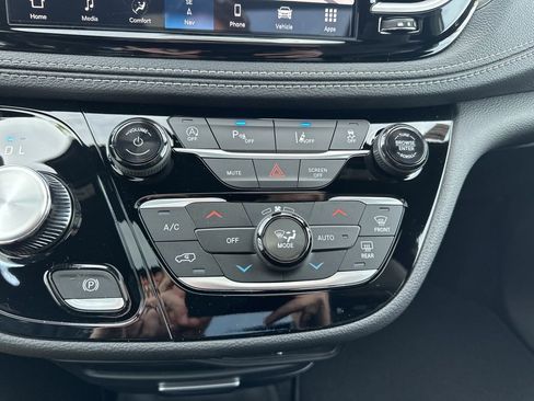 New 2026 Chrysler Pacifica Select image 74