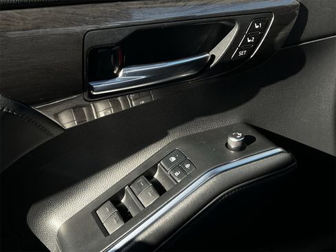 Used 2021 Toyota Highlander Limited image 21