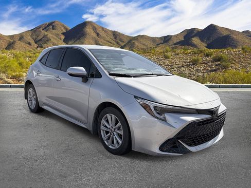 Used 2025 Toyota Corolla SE w/ SE Package FWD image 3