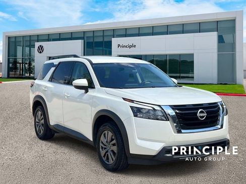 Used 2024 Nissan Pathfinder SV FWD image 3