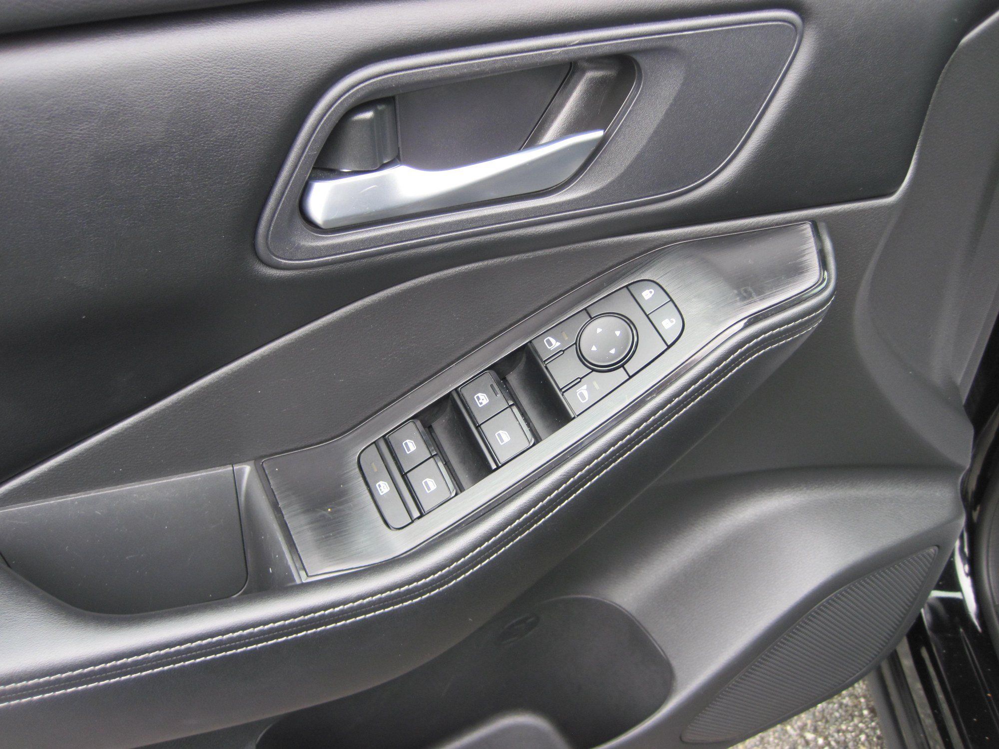 Used 2025 Nissan Rogue SV AWD/4WD image 13