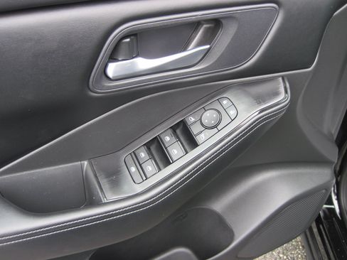 Used 2025 Nissan Rogue SV AWD/4WD image 13