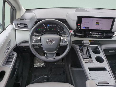 Used 2025 Toyota Sienna XLE FWD image 12
