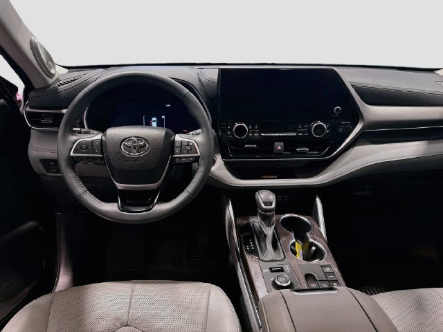 Used 2024 Toyota Highlander Limited AWD/4WD image 19