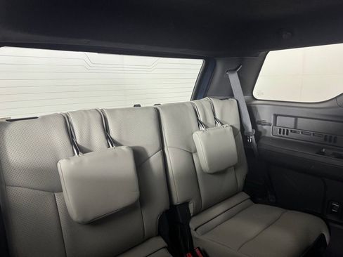 Used 2025 Toyota 4Runner SR5 AWD/4WD image 33
