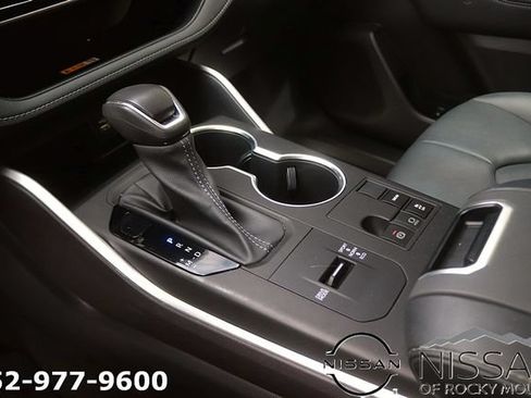 Used 2023 Toyota Highlander XLE FWD image 23