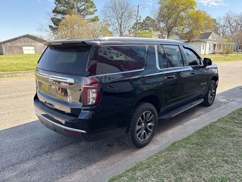 Used 2022 Chevrolet Suburban LT w/ LT Signature Package image 6