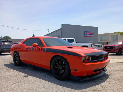 Used 2009 Dodge Challenger R/T RWD image 3