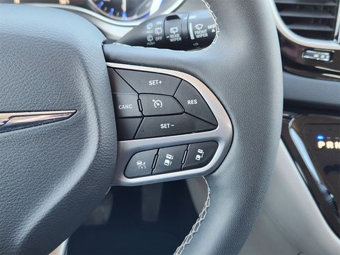 Used 2024 Chrysler Pacifica Touring-L image 28