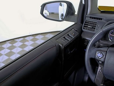 Used 2021 Toyota 4Runner Venture image 19