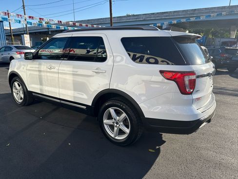 Used 2018 Ford Explorer XLT image 7