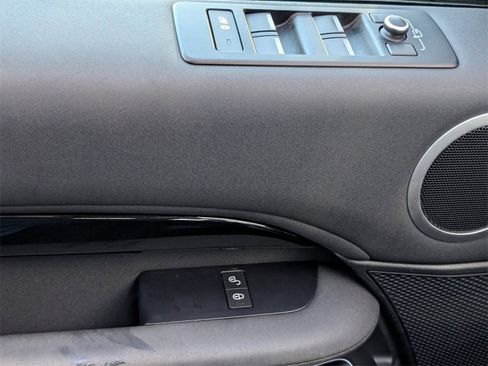 Used 2019 Land Rover Discovery SE image 23