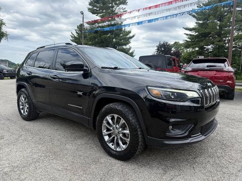 Used 2019 Jeep Cherokee Latitude Plus w/ Cold Weather Group AWD/4WD image 3