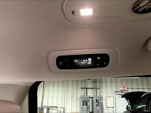 Used 2021 Chrysler Pacifica Touring-L FWD image 10