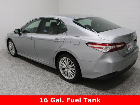 Used 2018 Toyota Camry XLE image 9