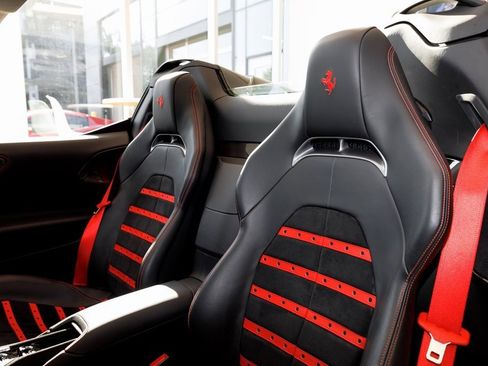 Used 2022 Ferrari SF90 Spider image 28