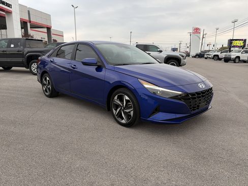 Used 2023 Hyundai Elantra SEL w/ Convenience Package image 3