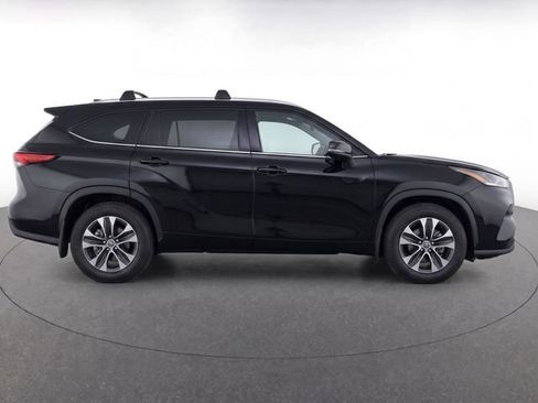 Used 2024 Toyota Highlander XLE AWD/4WD image 6