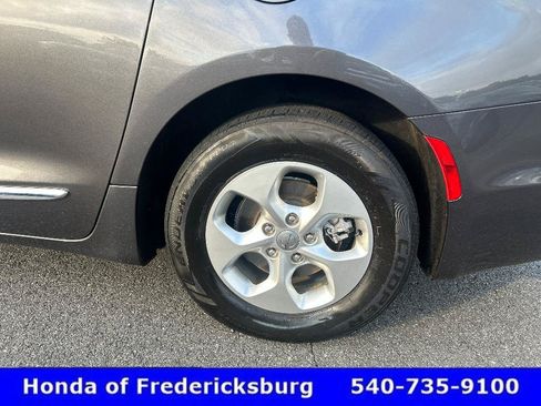 Used 2017 Chrysler Pacifica Touring-L Plus FWD image 33