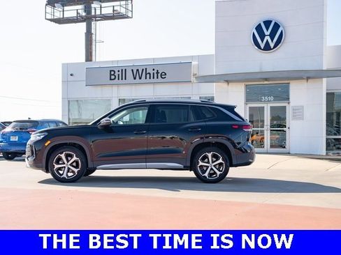 New 2025 Volkswagen Tiguan SE image 3