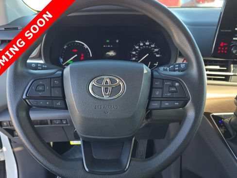 Used 2024 Toyota Sienna LE image 6