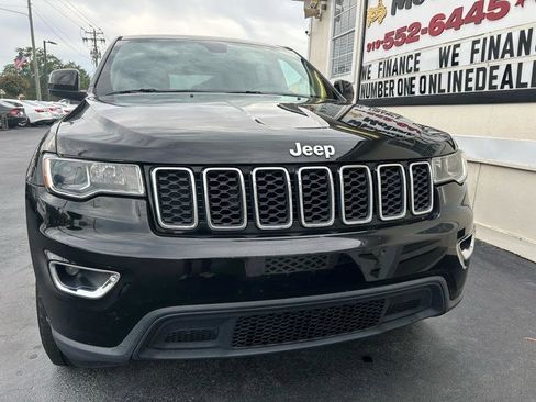 Used 2019 Jeep Grand Cherokee Laredo image 3