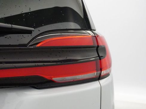 Used 2024 Chrysler Pacifica Limited AWD/4WD image 11
