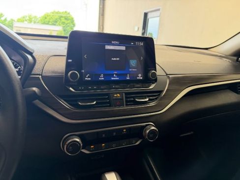 Used 2025 Nissan Altima 2.5 SV FWD image 15
