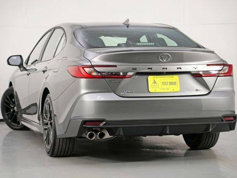 Used 2025 Toyota Camry SE w/ Convenience Package image 5